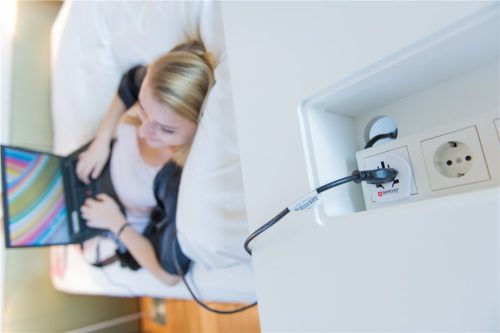 Skross 1.500211 World to Europe - csatlakozó átalakító európába utazóknak, fehér