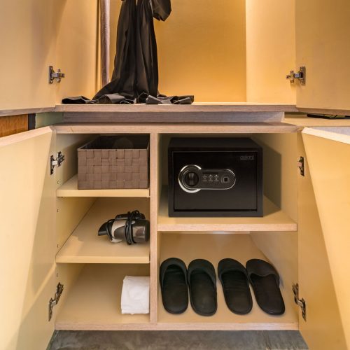 Delight 55583 Digitális széf ujjlenyomat olvasóval és gombsorral - 350 x 250 x 250 mm