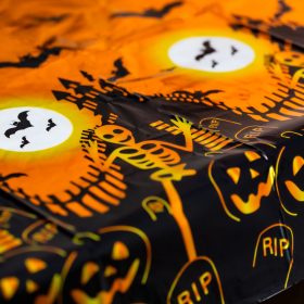   Family 56542C Halloween-i asztalterítő - alumínium hatású - 137 x 183 cm - sírköves