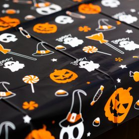   Family 56542E Halloween-i asztalterítő - alumínium hatású - 137 x 183 cm - apró motívumos