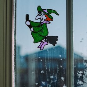   Family 58107B Halloween-i ablakdekor - színes csillámos boszorkány