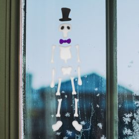   Family 58107M Színes gél ablakdekor - csontváz - 46 x 12 cm