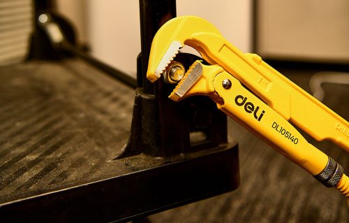 Deli Tools EDL105140 Svéd csőkulcs, sárga 1"