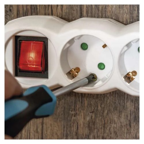 Emos P1523R Hosszabbító 3 m / 5 aljzat / kapcsolós / fehér / PVC / 1,5 mm² 