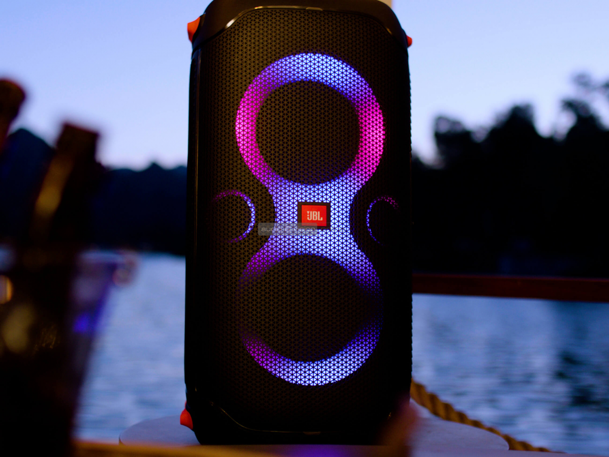 JBL PartyBox 110 party hangszóró LED